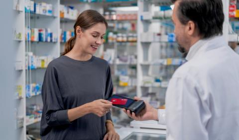 Persona pagando con su tarjeta La Roja de BAC