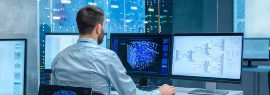 hombre de negocios frente a computadoras