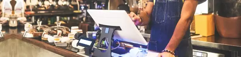 Cajera cobrando productos