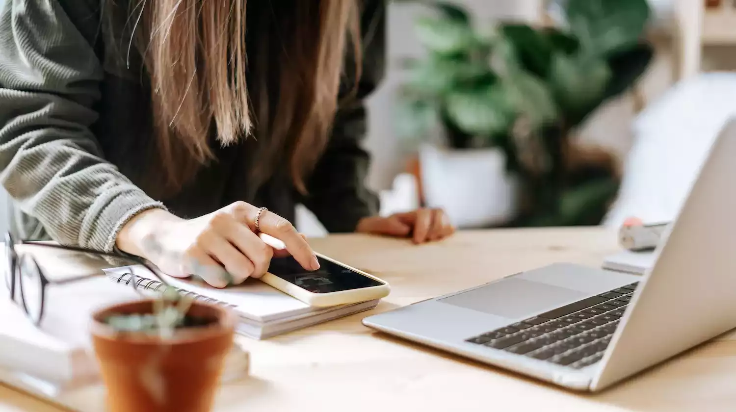 persona usando celular y computadora