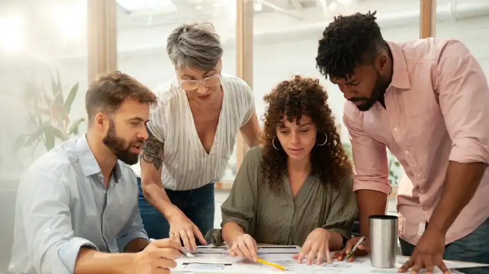 personas revisando el presupuesto