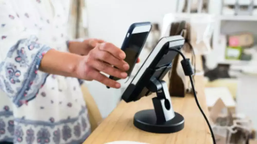 Persona pagando por medio de MiPOS de BAC Credomatic