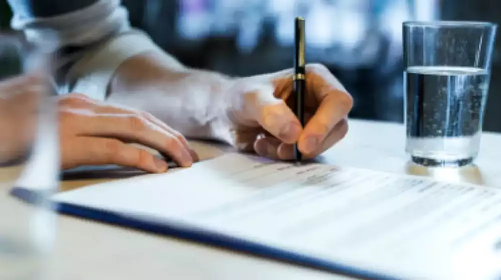 Persona firmando contrato para un Leasing empresarial