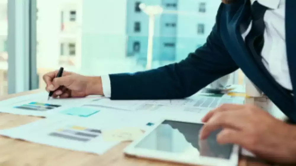 Persona creando una línea de crédito empresarial