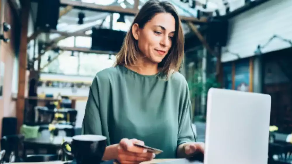 Mujer realizando transferencias bancarias digitales