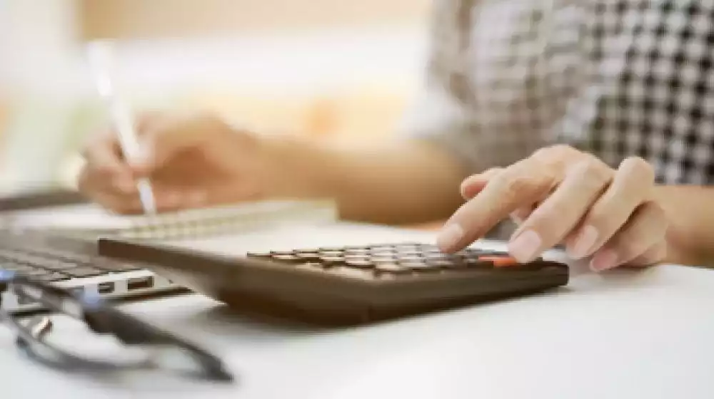 Mujer sacando cuentas monetarias