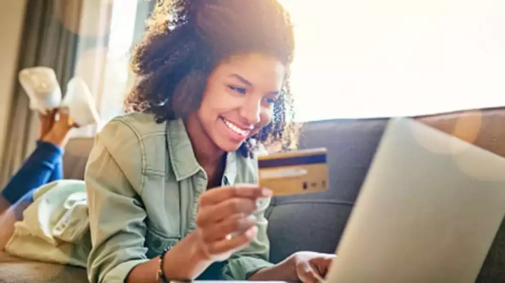 Mujer revisando estado de cuenta