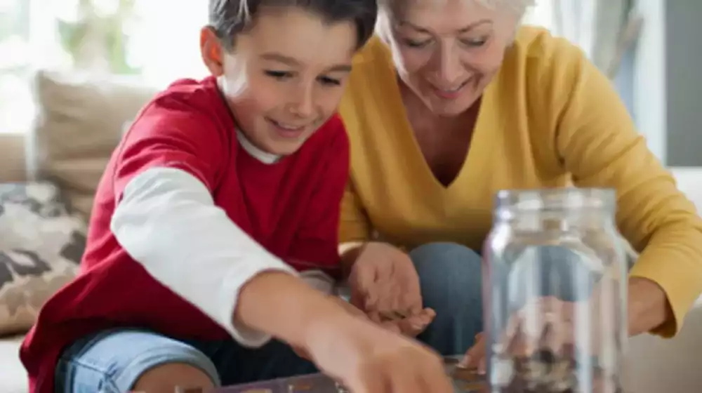 Abuela y nieto contando dinero