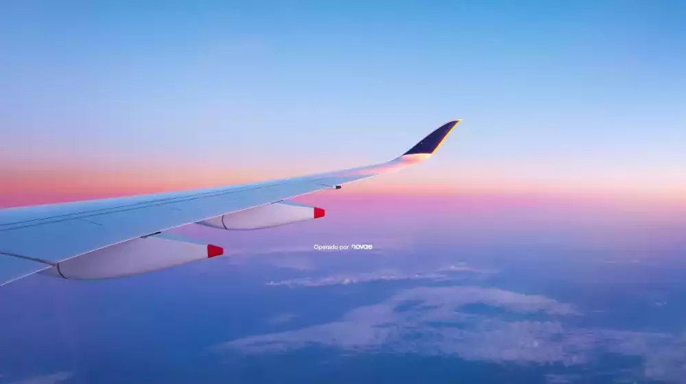 Ala de avión volando sobre el cielo en amanecer