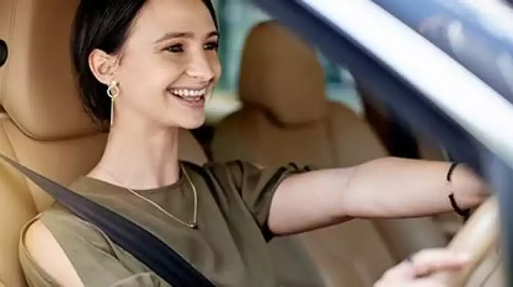 persona manejando carro