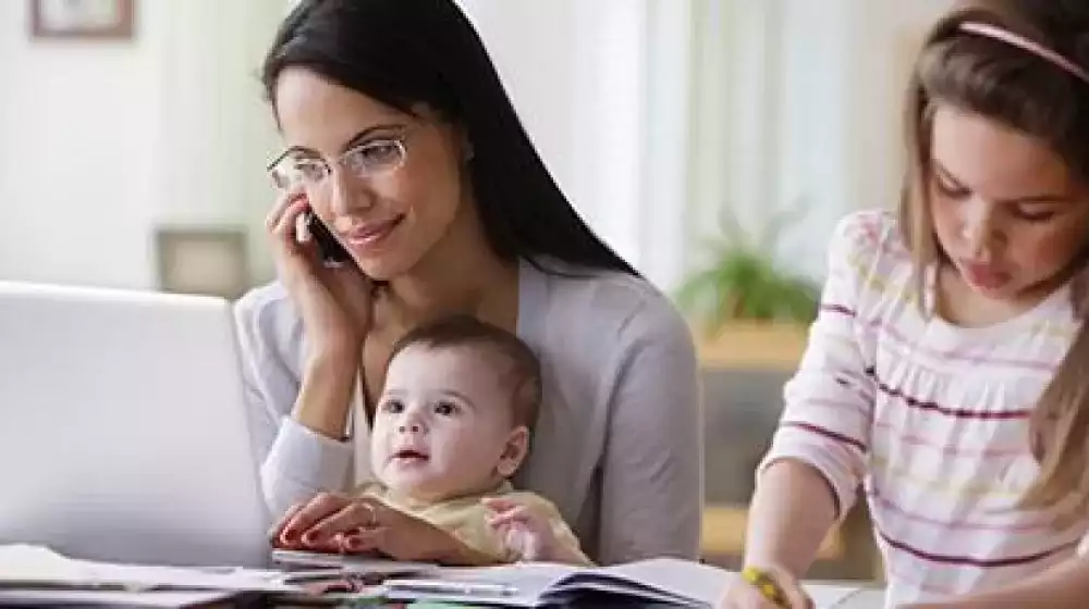 Mamá e hijos mirando el computador