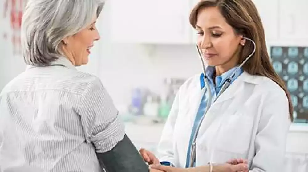 Persona asistiendo a consulta medica