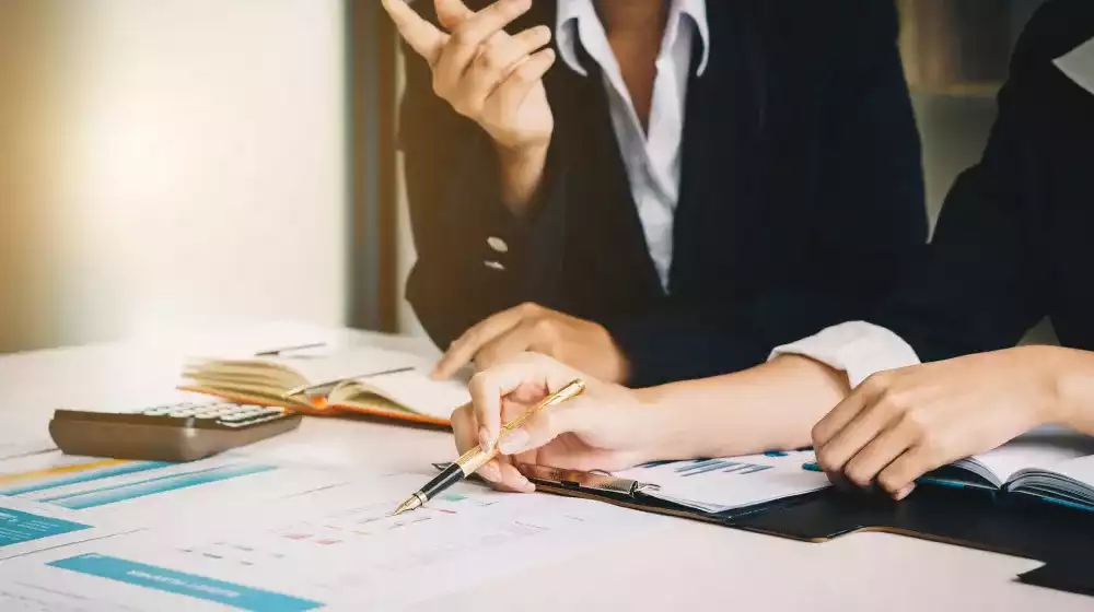 personas ejecutivas con papeles