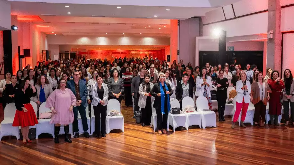 personas reunidas en gala de premiacion BAC