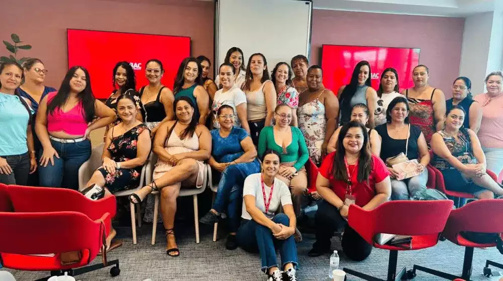 grupo de mujeres en academia bac
