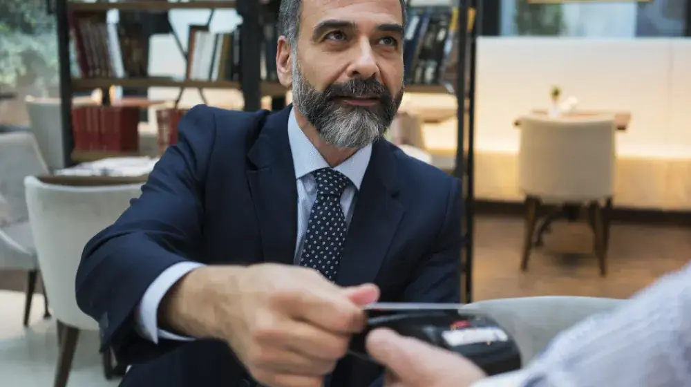 Persona pagando con tarjeta