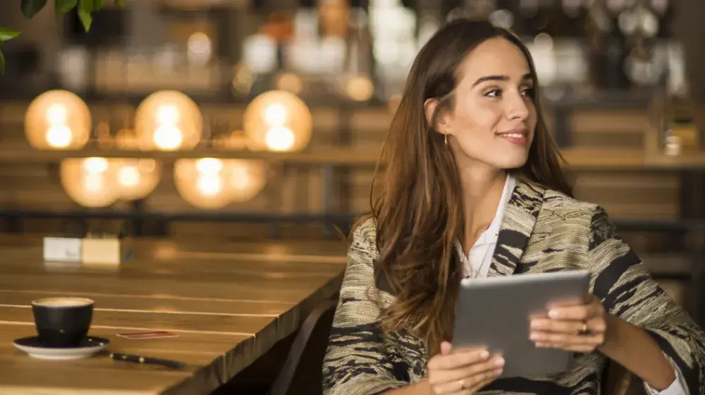 mujer pagando