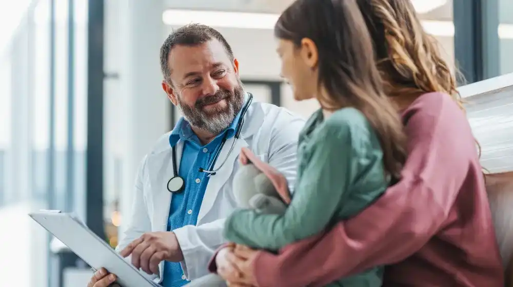 Mujer utilizando la protección del seguro Asistencia Familiar Medica de BAC 