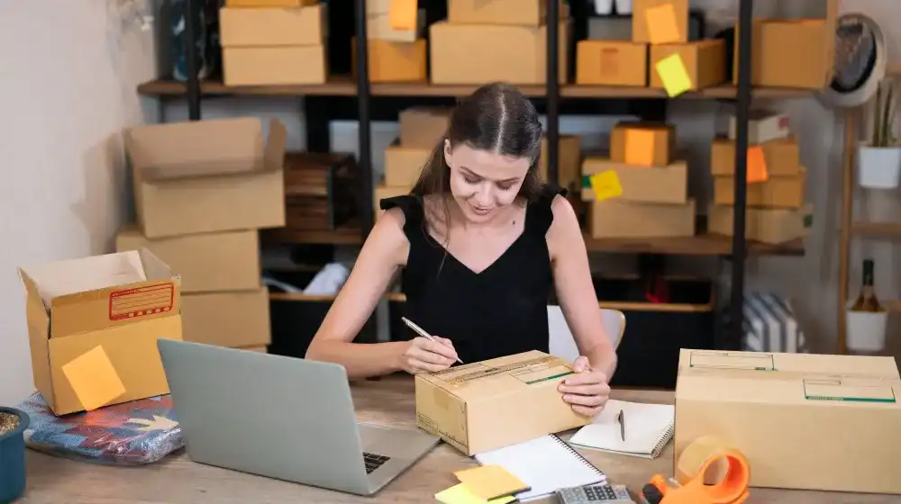 Mujer utilizando la asistencia Negociadora para mujeres de BAC