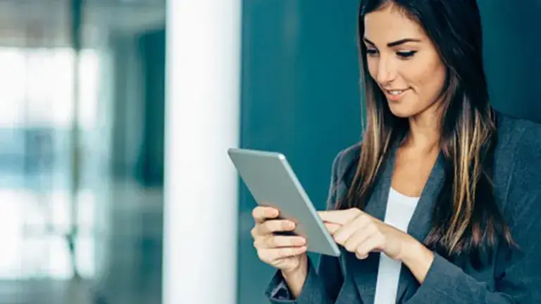 Cuenta Corriente, mujer joven con tablet en la mano