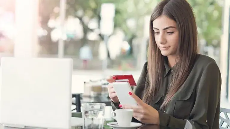 Cuenta de Ahorro Planillera, mujer con celular y tarjeta de credito
