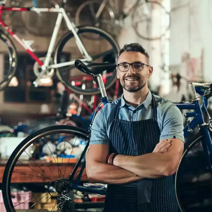 hombre dueño de tienda ciclo