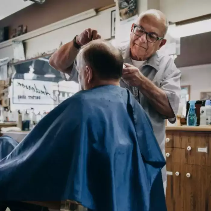 hombre dueño de negocio barbería 