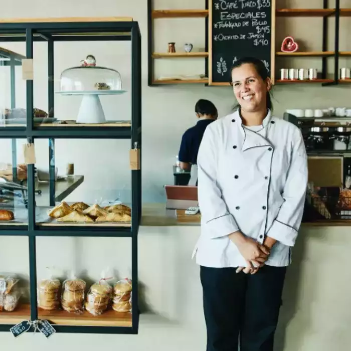 mujer dueña de negocio panadería 